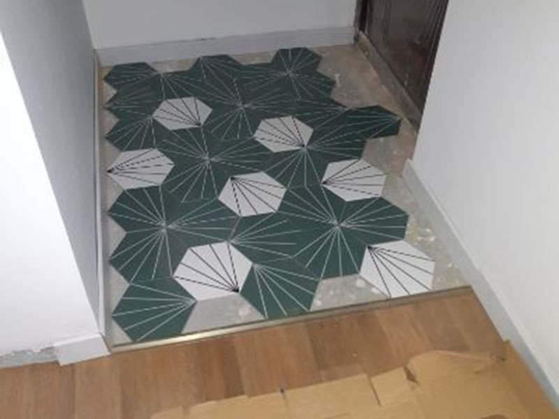 瓷磚膠涂抹的厚度對(duì)鋪裝效果有何影響？