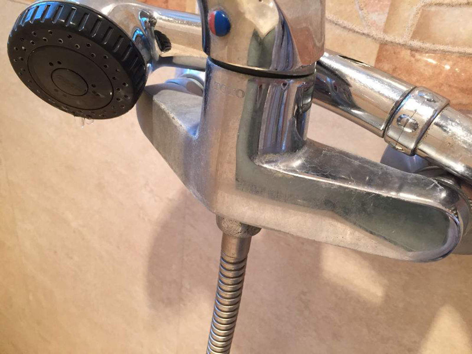 不同的花灑漏水原因都有對應(yīng)的花灑維修方法，無法維修時建議更換