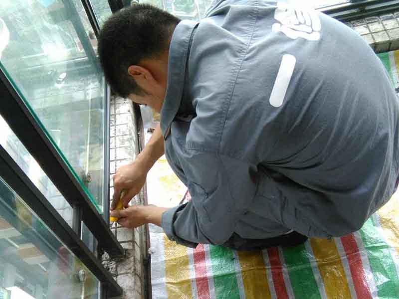 不知窗戶(hù)維修找誰(shuí)，電話(huà)約上門(mén)修窗戶(hù)還能提前知道窗戶(hù)維修多少錢(qián)