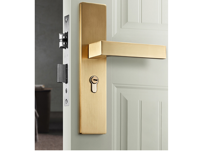 防盜門把手斷了怎么拆舊和安裝，一把螺絲刀解決門把手松了的問題