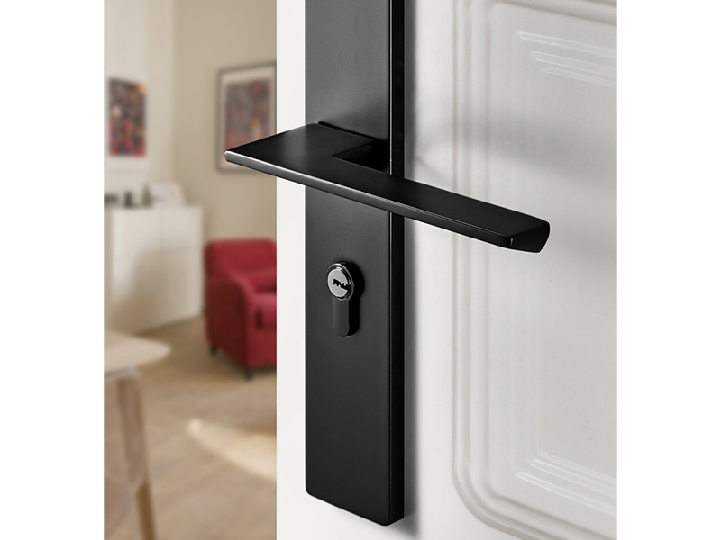 防盜門把手斷了怎么拆舊和安裝，一把螺絲刀解決門把手松了的問題