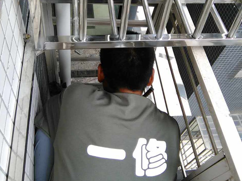 維修卷簾門(mén),卷簾門(mén)維修一般怎么維修，自己不會(huì)怎么辦