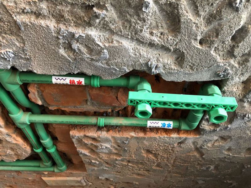 這次案例是亳州市譙城區(qū)衛(wèi)生間暗管改明管施工案例，地址位于譙城區(qū)白衣路劉園新村；客戶之后也說選擇一修很不錯(cuò)，施工很有效率，監(jiān)理和施工師傅全程跟進(jìn)對接，內(nèi)部管理得很有序，材料啊施工啊都很標(biāo)準(zhǔn)，現(xiàn)場的垃圾也會(huì)及時(shí)幫忙清運(yùn)等等。在此小編建議如果大家有衛(wèi)生間暗管改明管服務(wù)的，盡可能選擇亳州市本地的裝修公司，稍次一些也要在本地有裝修門店的，這樣客戶與施工團(tuán)隊(duì)溝通起來會(huì)更方便，衛(wèi)生間下半部防水中也可以隨時(shí)監(jiān)督進(jìn)程，保障衛(wèi)生間下半部防水服務(wù)施工能有序進(jìn)行。如果還有其他需求也可以到我們官網(wǎng)上查看更多的關(guān)于亳州市其他區(qū)域的全包半包施工，房屋局部改造，各類安裝等施工案例。