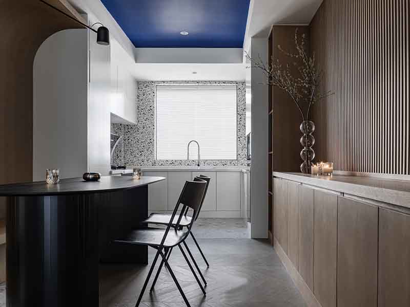 德陽小廚房設計技巧，操作臺高度和燈光布局都有講究