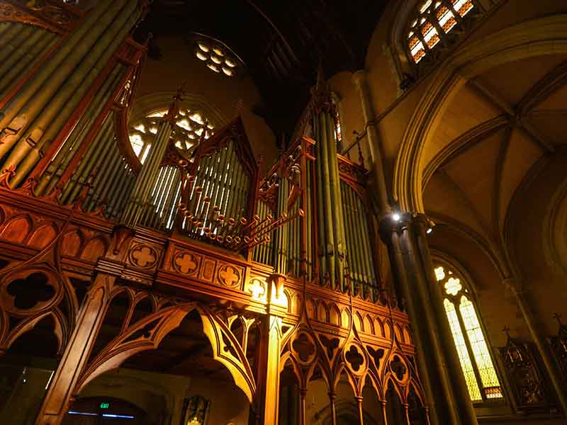 哥特式風(fēng)格裝修的色彩搭配以什么為主，哥特式裝修靠什么營造儀式感