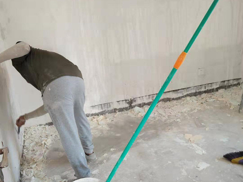 墻紙鏟除方案：1、首先把墻紙表面撕掉。用噴霧器將溫水噴到紙基層上，浸濕墻紙，軟化膠粘劑，一般2個小時以上。  2、察看墻紙基層與墻面是否可以順利剝離，假如可以，即可往除。用砂紙清除墻上殘余紙屑。察看墻面是否有裂縫、坑洼，清除附著物。處理方法同涂料墻面。 3、局部墻面有濕潤之處，千萬不要貼上墻紙，待找出并往除引發(fā)濕潤的根源后再對癥處理 當然了，假如舊墻紙施工時有用基膜，程序就更簡單了，直接小刀割開一小角就可輕易撕下舊墻紙了。假如是純紙無紡布無紡紙直接在上面用噴霧器噴水，多噴幾遍就可以。