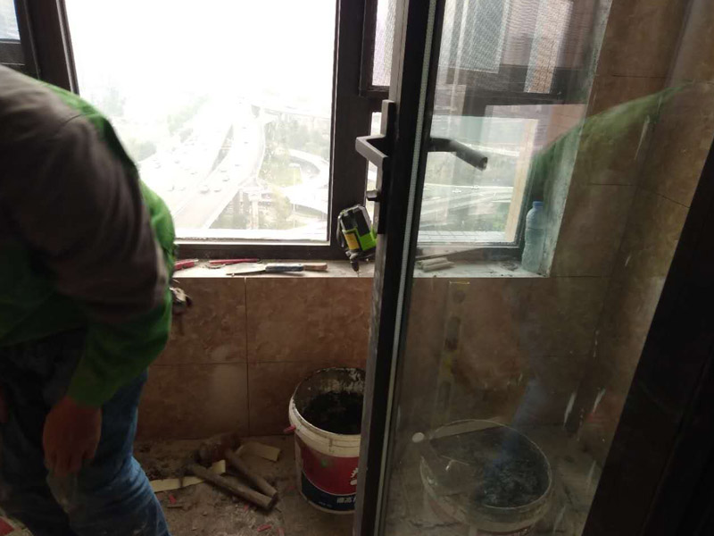 陽臺貼瓷磚，踢腳線安裝