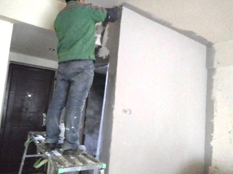 刮石膏，貼防裂網(wǎng)