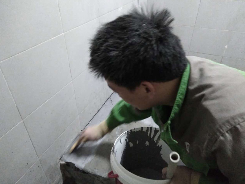 廁所基層清理，刷防水