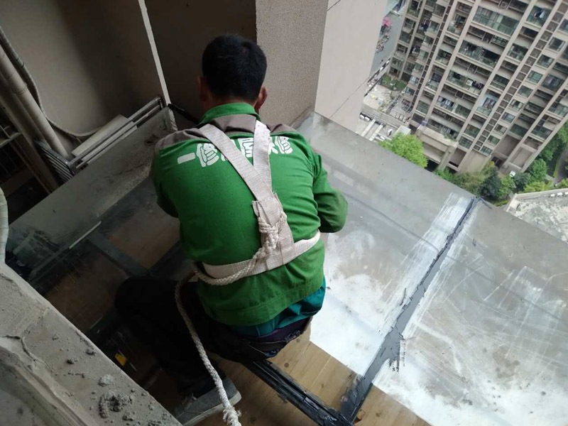 陽臺(tái)裝修風(fēng)格,北歐風(fēng)格陽臺(tái)設(shè)計(jì),新中式風(fēng)格陽臺(tái)欣賞 /></div>
<div>先來介紹陽臺(tái)裝修公司哪家好，說起陽臺(tái)裝修公司小編推薦陽臺(tái)一修房屋快修，客戶可以到一修房屋快修官網(wǎng)在線咨詢客服關(guān)于：陽臺(tái)裝修報(bào)價(jià)、陽臺(tái)裝修風(fēng)格設(shè)計(jì)、陽臺(tái)裝修套餐、陽臺(tái)裝修方案、陽臺(tái)裝修費(fèi)用、陽臺(tái)裝修注意事項(xiàng)等，一修房屋快修可為陽臺(tái)業(yè)主打造整體裝修、局部裝修、維修安裝等一站式服務(wù)。</div>
<div><img src=