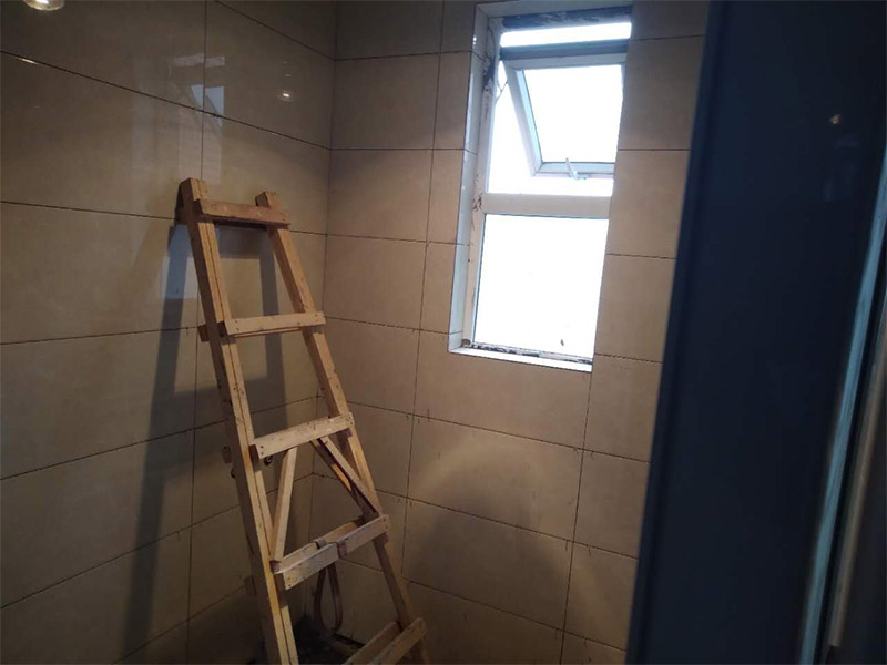 衛(wèi)生間貼瓷磚，勾縫