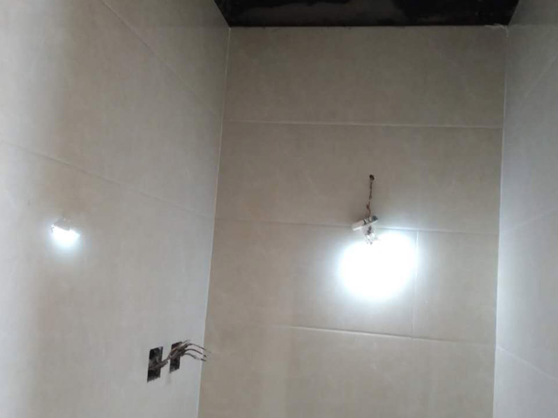 衛(wèi)生間貼瓷磚，勾縫