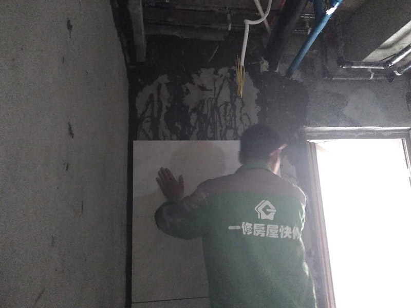 廁所貼瓷磚，木工吊頂打孔