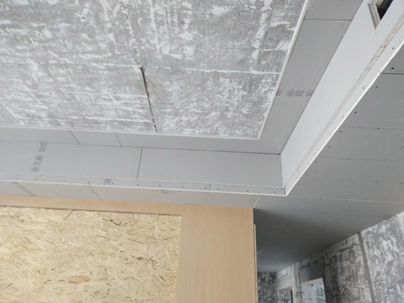 廚房貼瓷磚，客廳吊頂