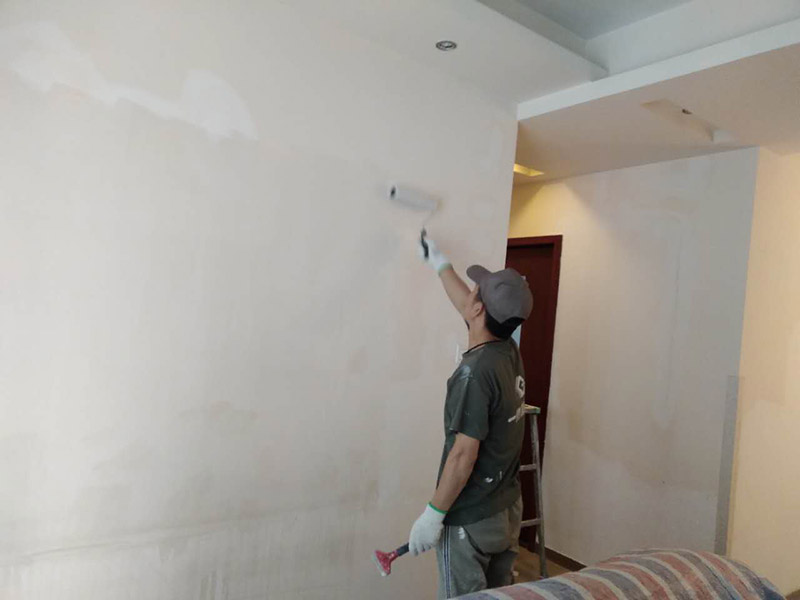 年長的舊房屋現(xiàn)在越來越多，舊房屋的問題有很多，水管老化，墻皮掉落，門窗隔音差等等問題，有些舊房屋需要重新翻新才能住著舒適，裝修翻新相對復雜，那么主要注意些什么問題呢？一修房屋快修小編整理了，翻新裝修注意六事項：