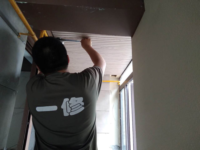 墻面貼瓷磚，吊頂