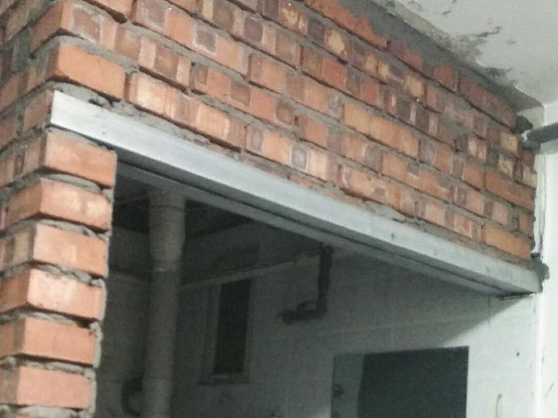 新房砌磚裝修方案：在砌墻時(shí)，底部要先用水泥澆灌。基底要做好，這樣墻面才能夠保證結(jié)實(shí)牢固。保證新砌的墻體和原有的墻體之間緊密結(jié)合，我們?cè)谄鰤Φ臅r(shí)候，先量好每層磚的高度，在就墻面上橫向打鋼筋。然后選用縫隙比較大的鐵絲網(wǎng)，增強(qiáng)墻體的抗裂性，更有利于水泥和磚頭結(jié)合起來(lái)，防止墻面開裂。