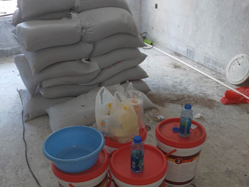 新房砌磚裝修方案：在砌墻時(shí)，底部要先用水泥澆灌?；滓龊?，這樣墻面才能夠保證結(jié)實(shí)牢固。保證新砌的墻體和原有的墻體之間緊密結(jié)合，我們?cè)谄鰤Φ臅r(shí)候，先量好每層磚的高度，在就墻面上橫向打鋼筋。然后選用縫隙比較大的鐵絲網(wǎng)，增強(qiáng)墻體的抗裂性，更有利于水泥和磚頭結(jié)合起來(lái)，防止墻面開裂。