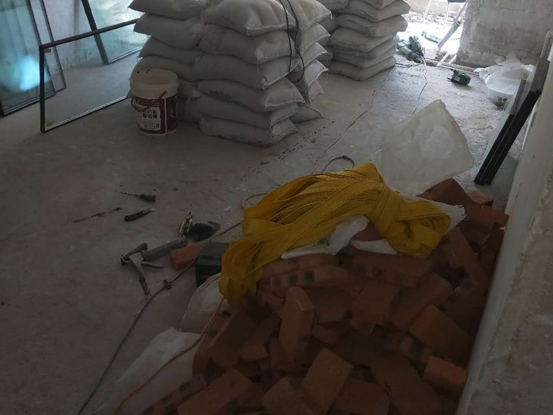 新房砌磚裝修方案：在砌墻時(shí)，底部要先用水泥澆灌?；滓龊?，這樣墻面才能夠保證結(jié)實(shí)牢固。保證新砌的墻體和原有的墻體之間緊密結(jié)合，我們?cè)谄鰤Φ臅r(shí)候，先量好每層磚的高度，在就墻面上橫向打鋼筋。然后選用縫隙比較大的鐵絲網(wǎng)，增強(qiáng)墻體的抗裂性，更有利于水泥和磚頭結(jié)合起來(lái)，防止墻面開裂。