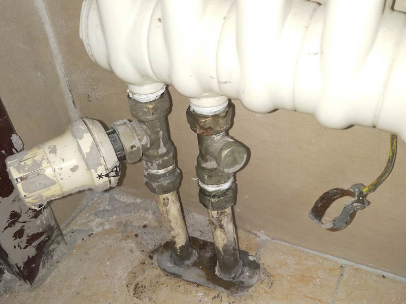 房屋暖氣維修方案：首先，還是需要關(guān)閉各閥門，然后查看暖氣片漏水的具體位置。然后如果是活接處漏水，更換活接即可；如果是接縫處漏水，更換對絲即可；如果是接口處漏水，更換暖氣管道、及其配件即可；如果是暖氣片有砂眼導(dǎo)致的漏水，這需要更換暖氣片，因為暖氣片可能會爆裂，否則，將會因小失大，到時候損失就慘重了。應(yīng)立即撥打暖氣維修中心電話，或者聯(lián)系購買暖氣片的廠家，盡早處理漏水的情況。