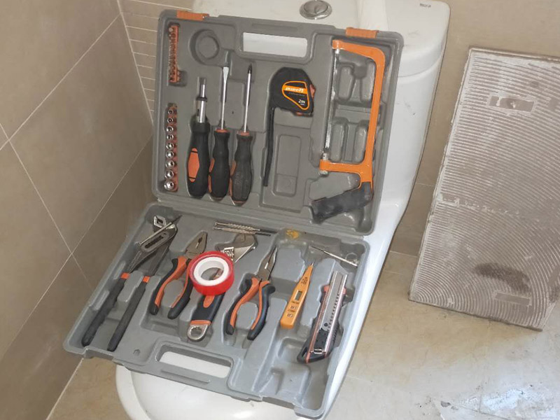 房屋暖氣維修方案：首先，還是需要關(guān)閉各閥門，然后查看暖氣片漏水的具體位置。然后如果是活接處漏水，更換活接即可；如果是接縫處漏水，更換對絲即可；如果是接口處漏水，更換暖氣管道、及其配件即可；如果是暖氣片有砂眼導(dǎo)致的漏水，這需要更換暖氣片，因為暖氣片可能會爆裂，否則，將會因小失大，到時候損失就慘重了。應(yīng)立即撥打暖氣維修中心電話，或者聯(lián)系購買暖氣片的廠家，盡早處理漏水的情況。