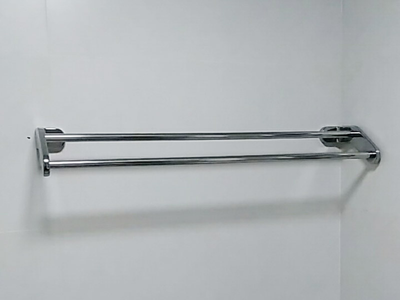 廚房五金掛件安裝：五金件的安裝一般是在瓷磚鋪貼完成后，在瓷磚上鉆孔，然后將木楔嵌入孔中，然后在上面用螺絲或膨脹螺絲將五金掛件進(jìn)行固定。
掛件在使用過(guò)程中通常會(huì)承受一定重量，加上用力按壓、拽拉或安裝不牢固等，過(guò)段時(shí)間后，多少會(huì)出現(xiàn)松動(dòng)、脫落的現(xiàn)象。在選購(gòu)此類(lèi)產(chǎn)品時(shí)，最好選擇帶有擋條的產(chǎn)品，確保上面的物品不會(huì)滑落傷人。另外，在使用前可查看其說(shuō)明，注意其最大承受重量的限度，不要超重而引起安全隱患。