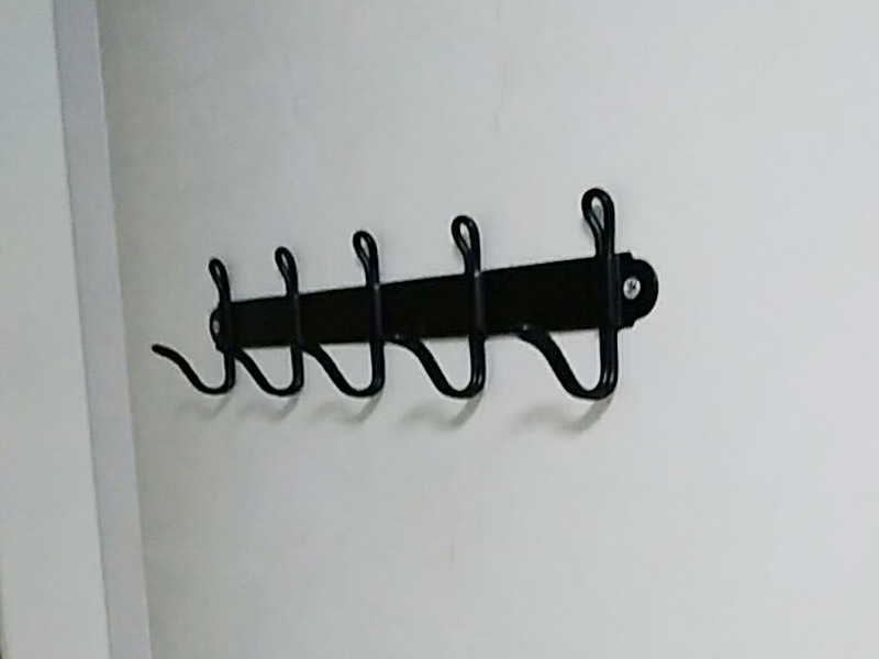 廚房五金掛件安裝：五金件的安裝一般是在瓷磚鋪貼完成后，在瓷磚上鉆孔，然后將木楔嵌入孔中，然后在上面用螺絲或膨脹螺絲將五金掛件進(jìn)行固定。
掛件在使用過(guò)程中通常會(huì)承受一定重量，加上用力按壓、拽拉或安裝不牢固等，過(guò)段時(shí)間后，多少會(huì)出現(xiàn)松動(dòng)、脫落的現(xiàn)象。在選購(gòu)此類(lèi)產(chǎn)品時(shí)，最好選擇帶有擋條的產(chǎn)品，確保上面的物品不會(huì)滑落傷人。另外，在使用前可查看其說(shuō)明，注意其最大承受重量的限度，不要超重而引起安全隱患。