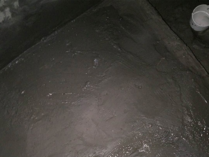 廁所找平刷防水裝修：第一步：清理墻面和地面 在涂刷防水涂層之前，先要清理墻面和地面，同時要用連接的氣泵皮管吹盡陰角處的浮沉。第二步：刷防水涂料，刷防水涂料時先刷墻角部位，交接處應(yīng)有200mm，墻角涂刷完成后涂刷墻體，不得有漏刷情況。第三步：閉水試驗，在涂刷完防水涂料后，不能立刻貼瓷磚，還必須進行防水測試。堵住衛(wèi)生間排水口、地漏等，然后將衛(wèi)生間積水2~3cm。24小時后到樓下查看是否有水滲漏，一旦發(fā)現(xiàn)有滲水痕跡，必須馬上返工。