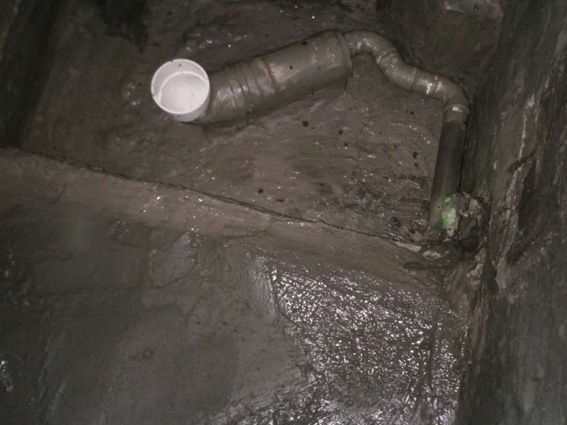 廁所找平刷防水裝修：第一步：清理墻面和地面 在涂刷防水涂層之前，先要清理墻面和地面，同時要用連接的氣泵皮管吹盡陰角處的浮沉。第二步：刷防水涂料，刷防水涂料時先刷墻角部位，交接處應(yīng)有200mm，墻角涂刷完成后涂刷墻體，不得有漏刷情況。第三步：閉水試驗，在涂刷完防水涂料后，不能立刻貼瓷磚，還必須進行防水測試。堵住衛(wèi)生間排水口、地漏等，然后將衛(wèi)生間積水2~3cm。24小時后到樓下查看是否有水滲漏，一旦發(fā)現(xiàn)有滲水痕跡，必須馬上返工。