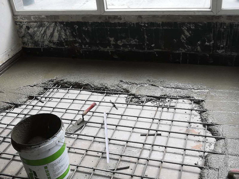 做鋼架樓板，打頂子灰：其一是自流平的兌和比例要恰到好處，保證地面做出來后的強(qiáng)度，沒有強(qiáng)度的地面往往就是后期地面起灰的根本；其二是自流平施工的起始位置，要保證整個地面在找平后的平整度，自流平開始施工的位置是很重要的。 攪拌好的自流平水泥直接倒在地上就好了，一個字&ldquo;流&rdquo;，看倒下去那一瞬間的情形，這就是不干不稀的狀態(tài)。不要把自流平施工想得太過簡單了，等自流平水泥完全流平，那是不可能的，還需要工人師傅在用靠尺推趕水泥，這樣一來才能把水泥推開。