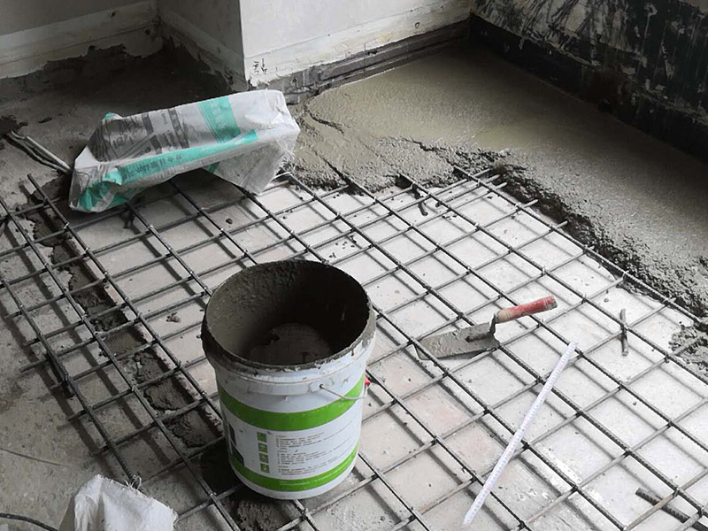 做鋼架樓板，打頂子灰：其一是自流平的兌和比例要恰到好處，保證地面做出來后的強(qiáng)度，沒有強(qiáng)度的地面往往就是后期地面起灰的根本；其二是自流平施工的起始位置，要保證整個地面在找平后的平整度，自流平開始施工的位置是很重要的。 攪拌好的自流平水泥直接倒在地上就好了，一個字&ldquo;流&rdquo;，看倒下去那一瞬間的情形，這就是不干不稀的狀態(tài)。不要把自流平施工想得太過簡單了，等自流平水泥完全流平，那是不可能的，還需要工人師傅在用靠尺推趕水泥，這樣一來才能把水泥推開。