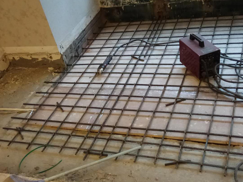 做鋼架樓板，打頂子灰：其一是自流平的兌和比例要恰到好處，保證地面做出來后的強(qiáng)度，沒有強(qiáng)度的地面往往就是后期地面起灰的根本；其二是自流平施工的起始位置，要保證整個地面在找平后的平整度，自流平開始施工的位置是很重要的。 攪拌好的自流平水泥直接倒在地上就好了，一個字&ldquo;流&rdquo;，看倒下去那一瞬間的情形，這就是不干不稀的狀態(tài)。不要把自流平施工想得太過簡單了，等自流平水泥完全流平，那是不可能的，還需要工人師傅在用靠尺推趕水泥，這樣一來才能把水泥推開。