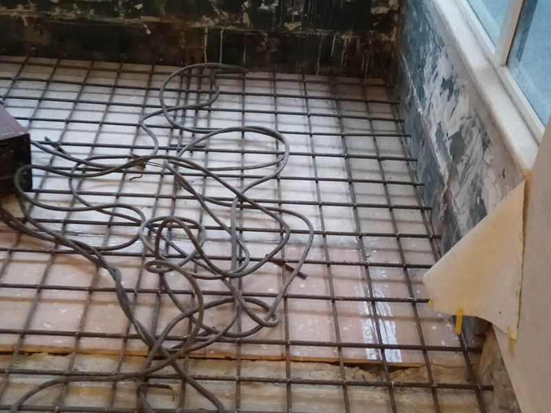 做鋼架樓板，打頂子灰：其一是自流平的兌和比例要恰到好處，保證地面做出來后的強(qiáng)度，沒有強(qiáng)度的地面往往就是后期地面起灰的根本；其二是自流平施工的起始位置，要保證整個地面在找平后的平整度，自流平開始施工的位置是很重要的。 攪拌好的自流平水泥直接倒在地上就好了，一個字&ldquo;流&rdquo;，看倒下去那一瞬間的情形，這就是不干不稀的狀態(tài)。不要把自流平施工想得太過簡單了，等自流平水泥完全流平，那是不可能的，還需要工人師傅在用靠尺推趕水泥，這樣一來才能把水泥推開。