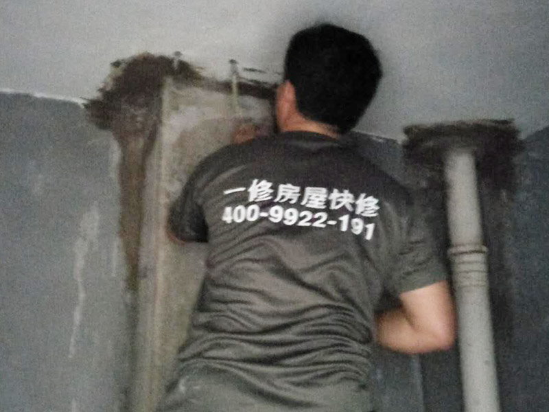 墻面高壓灌漿補漏裝修：首先確定灌漿孔位置及間距。清理干凈需要施工區(qū)域。然后使用電錘等鉆孔工具沿裂縫兩側(cè)進行鉆孔，鉆頭14mm，鉆孔角度≤45°，鉆孔深度≤結(jié)構(gòu)厚度2/3，鉆頭深度≤結(jié)構(gòu)厚度的2/3，鉆孔必須穿過裂縫。在鉆好的孔內(nèi)安裝止水針頭，針頭后帶膨脹橡膠，并用專用內(nèi)六角扳手?jǐn)Q緊，使灌漿嘴周圍與鉆孔之間無空隙，不漏水。用高壓灌漿機向灌漿嘴內(nèi)注入潔凈水，觀察出水點情況，并將縫內(nèi)粉塵清洗干凈。立面灌漿順序由上至下，平面可由一端開始，單孔逐一連續(xù)進行。灌漿完畢，確認(rèn)不漏即可去掉或敲掉外露的灌漿嘴，清理干凈已固定化的溢露出的灌漿液，最后對灌漿口進行修補、封口處理。