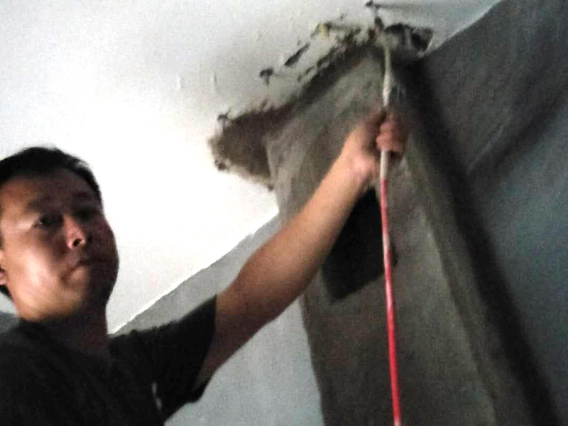 墻面高壓灌漿補漏裝修：首先確定灌漿孔位置及間距。清理干凈需要施工區(qū)域。然后使用電錘等鉆孔工具沿裂縫兩側(cè)進行鉆孔，鉆頭14mm，鉆孔角度≤45°，鉆孔深度≤結(jié)構(gòu)厚度2/3，鉆頭深度≤結(jié)構(gòu)厚度的2/3，鉆孔必須穿過裂縫。在鉆好的孔內(nèi)安裝止水針頭，針頭后帶膨脹橡膠，并用專用內(nèi)六角扳手?jǐn)Q緊，使灌漿嘴周圍與鉆孔之間無空隙，不漏水。用高壓灌漿機向灌漿嘴內(nèi)注入潔凈水，觀察出水點情況，并將縫內(nèi)粉塵清洗干凈。立面灌漿順序由上至下，平面可由一端開始，單孔逐一連續(xù)進行。灌漿完畢，確認(rèn)不漏即可去掉或敲掉外露的灌漿嘴，清理干凈已固定化的溢露出的灌漿液，最后對灌漿口進行修補、封口處理。