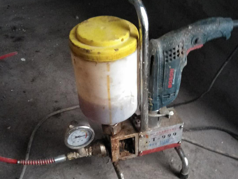 墻面高壓灌漿補漏裝修：首先確定灌漿孔位置及間距。清理干凈需要施工區(qū)域。然后使用電錘等鉆孔工具沿裂縫兩側(cè)進行鉆孔，鉆頭14mm，鉆孔角度≤45°，鉆孔深度≤結(jié)構(gòu)厚度2/3，鉆頭深度≤結(jié)構(gòu)厚度的2/3，鉆孔必須穿過裂縫。在鉆好的孔內(nèi)安裝止水針頭，針頭后帶膨脹橡膠，并用專用內(nèi)六角扳手?jǐn)Q緊，使灌漿嘴周圍與鉆孔之間無空隙，不漏水。用高壓灌漿機向灌漿嘴內(nèi)注入潔凈水，觀察出水點情況，并將縫內(nèi)粉塵清洗干凈。立面灌漿順序由上至下，平面可由一端開始，單孔逐一連續(xù)進行。灌漿完畢，確認(rèn)不漏即可去掉或敲掉外露的灌漿嘴，清理干凈已固定化的溢露出的灌漿液，最后對灌漿口進行修補、封口處理。