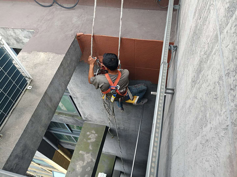 外墻刷防水裝修：一、清理基層，新舊面層必須清理干凈，不得有雜物和灰塵，以免影響粘結(jié)強(qiáng)度，涂刷防水涂料時(shí)基層應(yīng)干燥。二、備好防水卷材、防水涂料、基層涂料和粘接卷材的涂料必須要分清，為提高防水卷材與基層粘結(jié)性，可用底層涂料反復(fù)涂刷，涂刷均勻，覆蓋完全。三、將攪拌均勻的晨光防水涂料根據(jù)現(xiàn)場(chǎng)要涂刷的面積開(kāi)始涂刷，基層涂刷要大于粘卷材的面積，不要超過(guò)三十。刷第二次涂料之前必須要等一次涂料完全凝固后方可再次涂刷，底層涂料次涂刷完畢后約4—8左右。四、要等第二次涂料完全凝固后方可施工。