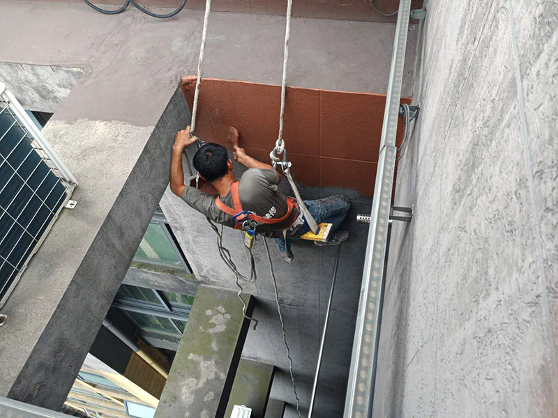 外墻刷防水裝修：一、清理基層，新舊面層必須清理干凈，不得有雜物和灰塵，以免影響粘結(jié)強(qiáng)度，涂刷防水涂料時(shí)基層應(yīng)干燥。二、備好防水卷材、防水涂料、基層涂料和粘接卷材的涂料必須要分清，為提高防水卷材與基層粘結(jié)性，可用底層涂料反復(fù)涂刷，涂刷均勻，覆蓋完全。三、將攪拌均勻的晨光防水涂料根據(jù)現(xiàn)場(chǎng)要涂刷的面積開(kāi)始涂刷，基層涂刷要大于粘卷材的面積，不要超過(guò)三十。刷第二次涂料之前必須要等一次涂料完全凝固后方可再次涂刷，底層涂料次涂刷完畢后約4—8左右。四、要等第二次涂料完全凝固后方可施工。