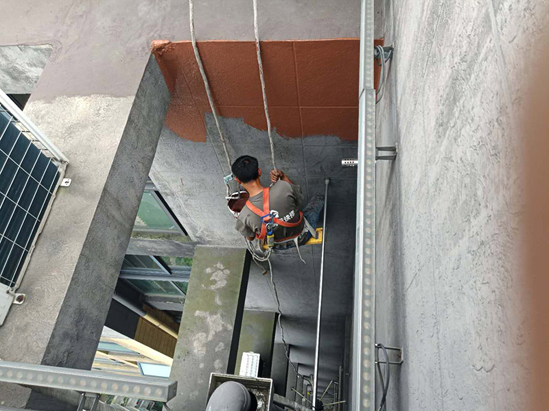 外墻刷防水裝修：一、清理基層，新舊面層必須清理干凈，不得有雜物和灰塵，以免影響粘結(jié)強(qiáng)度，涂刷防水涂料時(shí)基層應(yīng)干燥。二、備好防水卷材、防水涂料、基層涂料和粘接卷材的涂料必須要分清，為提高防水卷材與基層粘結(jié)性，可用底層涂料反復(fù)涂刷，涂刷均勻，覆蓋完全。三、將攪拌均勻的晨光防水涂料根據(jù)現(xiàn)場(chǎng)要涂刷的面積開(kāi)始涂刷，基層涂刷要大于粘卷材的面積，不要超過(guò)三十。刷第二次涂料之前必須要等一次涂料完全凝固后方可再次涂刷，底層涂料次涂刷完畢后約4—8左右。四、要等第二次涂料完全凝固后方可施工。