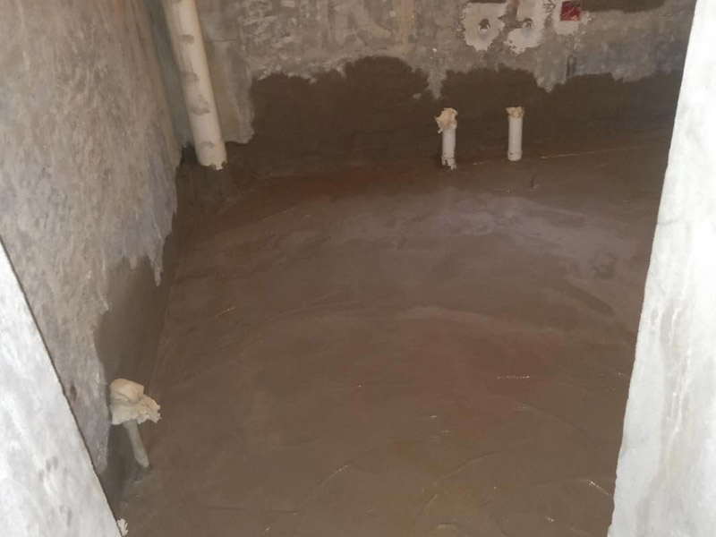 浴室地面找平裝修：第一，地面找平的基底處理，如果基底的處理出現(xiàn)了差錯，可能會導致后期出現(xiàn)乳膠漆掉色掉漆，瓷磚黏貼不牢靠等問題，為了避免這些問題的出現(xiàn)，影響裝修效果。第二，地面找平的具體流程，地面找平在裝修中也分很多類型，有石膏找平、自流平找平、和水泥砂漿找平。這三種是比較常見的地面找平方法，也有著各自的特色和優(yōu)點，比如說石膏找平就適合那種局部不平但整體平整度不錯的房間，而自流平找平則偏向于整個房間找平，不適用于局部找平，水泥砂漿找平和石膏找平有一定的共通點，適用于小范圍找平。具體選用哪種方面需要依地面的具體情況而定。