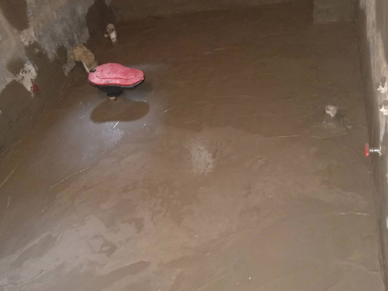 浴室地面找平裝修：第一，地面找平的基底處理，如果基底的處理出現(xiàn)了差錯，可能會導致后期出現(xiàn)乳膠漆掉色掉漆，瓷磚黏貼不牢靠等問題，為了避免這些問題的出現(xiàn)，影響裝修效果。第二，地面找平的具體流程，地面找平在裝修中也分很多類型，有石膏找平、自流平找平、和水泥砂漿找平。這三種是比較常見的地面找平方法，也有著各自的特色和優(yōu)點，比如說石膏找平就適合那種局部不平但整體平整度不錯的房間，而自流平找平則偏向于整個房間找平，不適用于局部找平，水泥砂漿找平和石膏找平有一定的共通點，適用于小范圍找平。具體選用哪種方面需要依地面的具體情況而定。