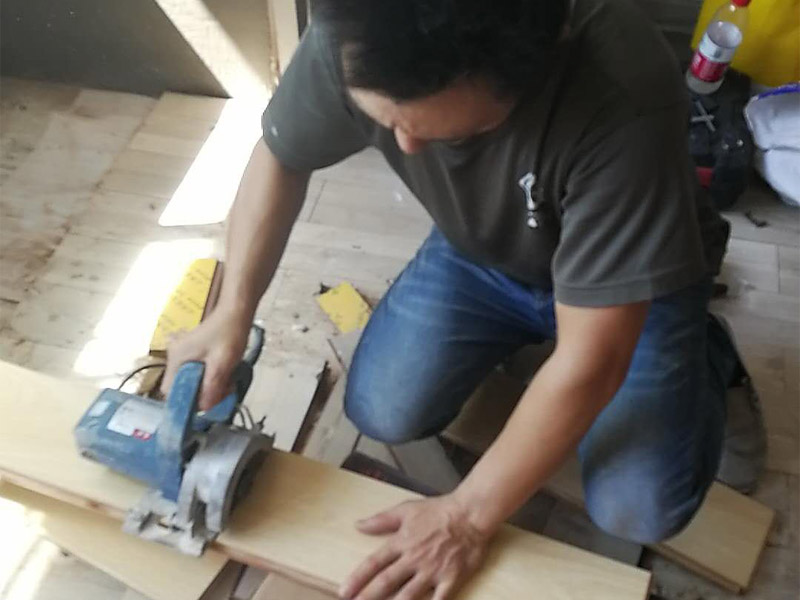 地板切割安裝裝修:1、清潔地面，在準(zhǔn)備鋪設(shè)木地板的區(qū)域，做好清潔，保證房間的每個(gè)角落，不會(huì)有灰塵。2、地面找平，若是地面凹凸不平，就直接鋪木地板，在后期極容易出現(xiàn)起翹的問題。在找平時(shí)，要注意水平誤差要控制在2mm以內(nèi)。3、地板處理，由于買的地板大小是統(tǒng)一的，而地板的鋪設(shè)方式不同，導(dǎo)致所需的大小各有差別，因此要根據(jù)空間的需求來切割地板。4、預(yù)留踢腳線位置，在施工前，要先將踢腳線的位置預(yù)留出來，通常情況是會(huì)在踢腳線的位置上，放上等厚度模板。5、地板拼接，在拼接木地板的時(shí)候，需對(duì)準(zhǔn)，并將其壓平，要確保地板之間不會(huì)產(chǎn)生空隙。按照這樣的工序，鋪滿整個(gè)房間就可以了。