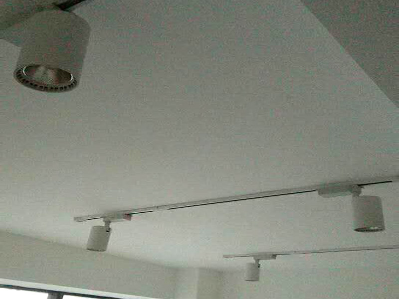 客廳軌道燈安裝裝修：安裝滑道（軌道），如果棚頂直接為木板或有鐵龍骨可以直接打釘打眼的，就直接可以把滑道安裝上，記住為了美觀，先在接線盒處打一小孔以便將電源線引入棚頂中。固定好滑道后，拿來滑道燈，將滑道燈底座的卡頭，擰平，對準滑道凹槽，將滑道燈底座塞入滑道內(nèi)。稍微用點力，嚴絲合縫后，擰下卡頭旋轉(zhuǎn)的把手，一定要擰到位固定好后，左右滑動一下，看是否固定好。通電后發(fā)現(xiàn)燈不亮不要緊，只要一個滑道上有燈亮，就不是接線問題，可以重新卸下滑道燈，重新安裝或換個方向重新安裝。