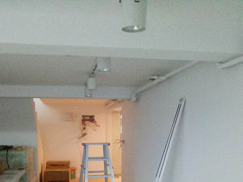 客廳軌道燈安裝裝修：安裝滑道（軌道），如果棚頂直接為木板或有鐵龍骨可以直接打釘打眼的，就直接可以把滑道安裝上，記住為了美觀，先在接線盒處打一小孔以便將電源線引入棚頂中。固定好滑道后，拿來滑道燈，將滑道燈底座的卡頭，擰平，對準滑道凹槽，將滑道燈底座塞入滑道內(nèi)。稍微用點力，嚴絲合縫后，擰下卡頭旋轉(zhuǎn)的把手，一定要擰到位固定好后，左右滑動一下，看是否固定好。通電后發(fā)現(xiàn)燈不亮不要緊，只要一個滑道上有燈亮，就不是接線問題，可以重新卸下滑道燈，重新安裝或換個方向重新安裝。