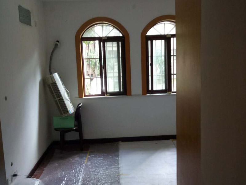 臥室空調(diào)拆裝維修：安裝 確定內(nèi)、外機(jī)位置后，立即安裝好內(nèi)機(jī)掛板，待外機(jī)與內(nèi)機(jī)掛板安裝牢固以后，再把連接管捋平直，查看管道是否有彎癟現(xiàn)象；接下來檢查兩端喇叭口，如有裂紋，應(yīng)重新擴(kuò)口，否則會(huì)漏氟。最后，檢查控制線，在確定管路、控制線、出水管良好后，把它們綁扎在一起并將連接管口密封好。過墻時(shí)應(yīng)兩個(gè)人在墻內(nèi)、外配合緩慢穿出，避免拉傷；連接好管道與內(nèi)、外機(jī)，并接好控制線。接下去，排除管道和內(nèi)機(jī)中的空氣。