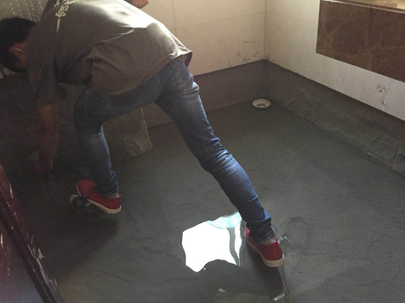 衛(wèi)生間滲水試驗(yàn)裝修：1、將衛(wèi)生間所有下水口進(jìn)行臨時(shí)性的封堵,并在門口砌一道25厘米高的臺(tái)階。 2、然后在衛(wèi)生間中灌入約30厘米高的水,在墻面上做好標(biāo)記; 注意:閉水實(shí)驗(yàn)要在24小時(shí)以上,這是保證衛(wèi)生間防水工程質(zhì)量的關(guān)鍵 3、24小時(shí)后,看室內(nèi)水層有無明顯下降和到樓下看樓頂有沒有滲漏水,特別要到樓下衛(wèi)生間檢查屋頂是否有滴水、洇濕等現(xiàn)象;輕質(zhì)墻體做淋水試驗(yàn),看墻體的背面是否有漏水點(diǎn)。 如果以上現(xiàn)象都沒有,則防水施工就合格。