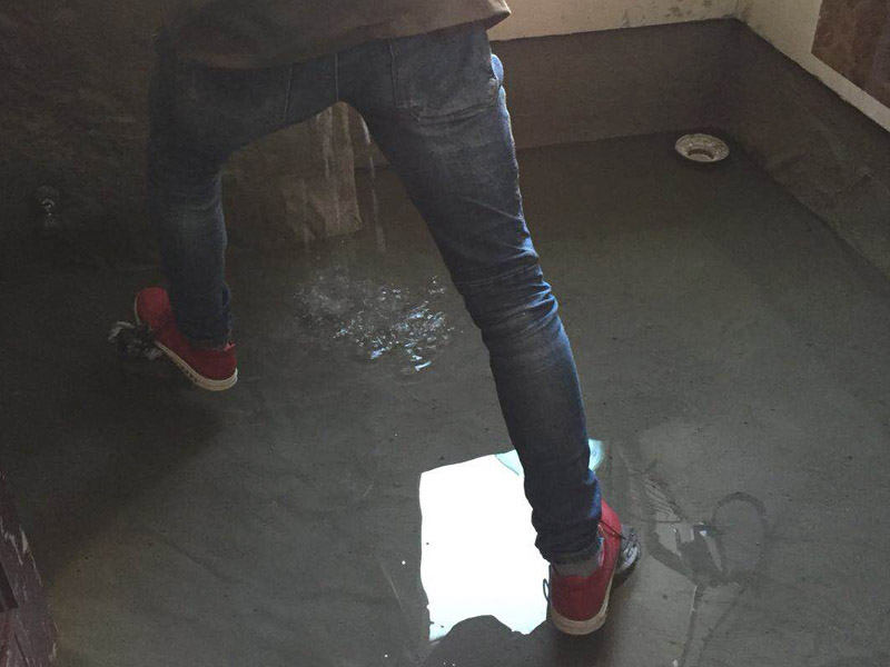 衛(wèi)生間滲水試驗(yàn)裝修：1、將衛(wèi)生間所有下水口進(jìn)行臨時(shí)性的封堵,并在門口砌一道25厘米高的臺(tái)階。 2、然后在衛(wèi)生間中灌入約30厘米高的水,在墻面上做好標(biāo)記; 注意:閉水實(shí)驗(yàn)要在24小時(shí)以上,這是保證衛(wèi)生間防水工程質(zhì)量的關(guān)鍵 3、24小時(shí)后,看室內(nèi)水層有無明顯下降和到樓下看樓頂有沒有滲漏水,特別要到樓下衛(wèi)生間檢查屋頂是否有滴水、洇濕等現(xiàn)象;輕質(zhì)墻體做淋水試驗(yàn),看墻體的背面是否有漏水點(diǎn)。 如果以上現(xiàn)象都沒有,則防水施工就合格。