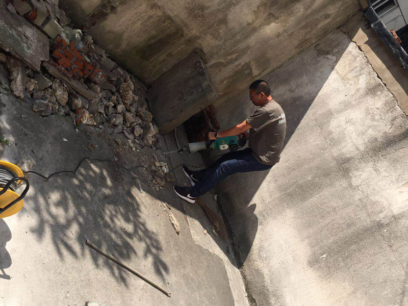 地面鉆孔拆除裝修：確保施工現(xiàn)場水通、電通。在切割過程中冷水具有對切割設(shè)備本身進(jìn)行降溫及避免揚(yáng)塵的作用。根據(jù)現(xiàn)場情況，需對將要切除的混凝土實體進(jìn)行設(shè)計排版，將實體分層、分塊切除。流程是：施工準(zhǔn)備——放線（彈線）——切割設(shè)備就位（固定）——混凝土（鋼筋）切割——切塊吊裝——清理現(xiàn)場