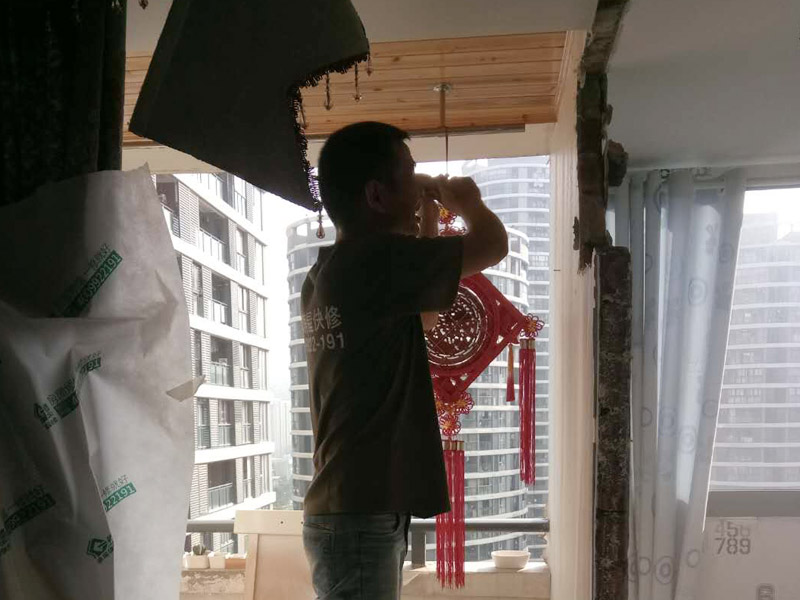 墻面局部拆除裝修：首先是外墻部分，也就是屋頂面和地面這兩塊，是不能動(dòng)搖的，因?yàn)檫@是房屋的外在防御部位。除此以外，禁止拆改配重墻和承重墻，因?yàn)榕渲貕κ欠块g與陽(yáng)臺(tái)之間的門窗以下部分的墻，拆改后可能會(huì)導(dǎo)致陽(yáng)臺(tái)坍塌;承重墻是預(yù)制板墻和24厘米以上的磚墻，不能拆除也不能開(kāi)門窗。首先，要顧慮到隔壁鄰居的感受。因?yàn)槭┕?huì)產(chǎn)生較大的噪音，所以要先與周邊居民溝通或者是采取一些降噪措施，以免與鄰居發(fā)生糾紛。其次還要注意維護(hù)好居室的水電系統(tǒng)。在墻體的拆除之前，要對(duì)電路的改造方向詳細(xì)的考慮，因?yàn)橐话銐w中都帶有電路線管，切忌不要野蠻施工，弄斷線路。