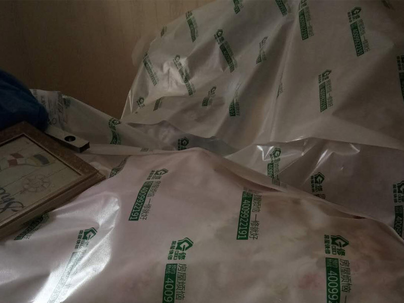 墻面局部拆除裝修：首先是外墻部分，也就是屋頂面和地面這兩塊，是不能動(dòng)搖的，因?yàn)檫@是房屋的外在防御部位。除此以外，禁止拆改配重墻和承重墻，因?yàn)榕渲貕κ欠块g與陽(yáng)臺(tái)之間的門窗以下部分的墻，拆改后可能會(huì)導(dǎo)致陽(yáng)臺(tái)坍塌;承重墻是預(yù)制板墻和24厘米以上的磚墻，不能拆除也不能開(kāi)門窗。首先，要顧慮到隔壁鄰居的感受。因?yàn)槭┕?huì)產(chǎn)生較大的噪音，所以要先與周邊居民溝通或者是采取一些降噪措施，以免與鄰居發(fā)生糾紛。其次還要注意維護(hù)好居室的水電系統(tǒng)。在墻體的拆除之前，要對(duì)電路的改造方向詳細(xì)的考慮，因?yàn)橐话銐w中都帶有電路線管，切忌不要野蠻施工，弄斷線路。